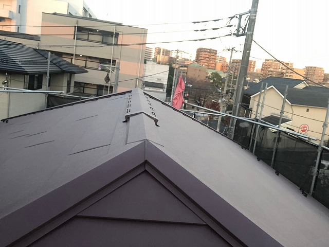 スレート屋根から横暖ルーフを使った屋根カバー工事を行いました！川口市屋根カバー工事　横暖ルーフαｓ　ニチハ　センタールーフ　スレートボロボロ　ガルバリウム鋼板　